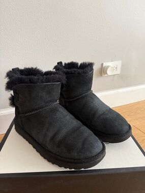 UGG mini Bailey flex sheepskin size 8
